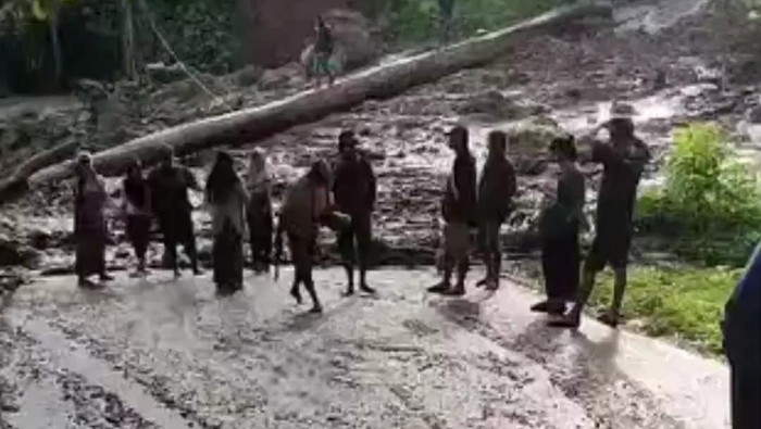 Jalan Trans Buol-Gorontalo tertutup longsor.