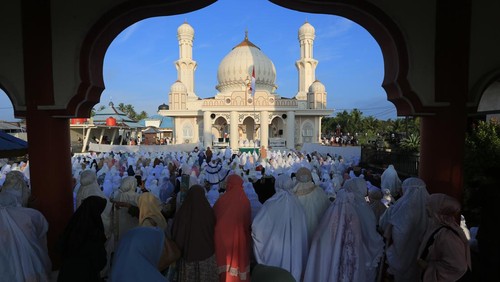 Foto udara Jamaah Tarekat Syattariyah melaksanakan shalat Idul Fitri 1445 Hijriah di halaman Masjid Syaikhuna Habib Muda Seunagan Desa Peuleukung, Seunagan Timur, Nagan Raya, Aceh, Senin (8/4/2024). Sebagian umat Islam di Kabupaten Nagan Raya dan Kabupaten Aceh Barat melaksanakan shalat Idul Fitri 1445 Hijriah lebih awal dari jadwal yang ditetapkan pemerintah karena didasarkan pada metode hisab urfi khumasi atau bilangan lima dalam kitab Tajul Muluk yang dianut jamaah Syattariyah. ANTARA FOTO/Syifa Yulinnas/nz.