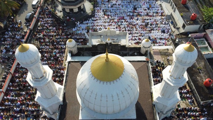 Foto udara Jamaah Tarekat Syattariyah melaksanakan shalat Idul Fitri 1445 Hijriah di halaman Masjid Syaikhuna Habib Muda Seunagan Desa Peuleukung, Seunagan Timur, Nagan Raya, Aceh, Senin (8/4/2024). Sebagian umat Islam di Kabupaten Nagan Raya dan Kabupaten Aceh Barat melaksanakan shalat Idul Fitri 1445 Hijriah lebih awal dari jadwal yang ditetapkan pemerintah karena didasarkan pada metode hisab urfi khumasi atau bilangan lima dalam kitab Tajul Muluk yang dianut jamaah Syattariyah. ANTARA FOTO/Syifa Yulinnas/nz.