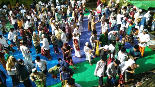 Jemaah bersalam-salaman setelah salat Id di Ponpes Darul Ulumi Wal Amal, Kelurahan Ntobo, Kecamatan Raba, Kota Bima, NTB, Senin (8/4/2024).