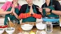 Jirayut pernah ditantang untuk memasak bersama Dj Katty Butterfly. Keseruan kedua selebriti asal Thailand ini heboh ketika memasak bersama. Foto: Instagram/jirayutdaa4official