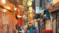 Tak hanya lelah bepergian, Jirayut juga senang berwisata. Melancong ke luar negeri ia menyempatkan diri untuk menelusuri lorong kafe di Jepang. Foto: Instagram/jirayutdaa4official