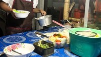 Jirayut juga tak sungkan ketika harus membantu orang tuanya berjualan. Ia yang mengenakan celemek berfoto bahagia saat berada di kedainya. Foto: Instagram/jirayutdaa4official