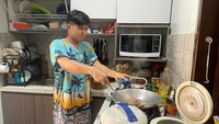 Tinggal sendiri di Indonesia membuat Jirayut dituntut untuk bisa memasak. Setiap hari ia mengolah bahan-bahan makanan dengan bumbu racikannya. Foto: Instagram/jirayutdaa4official