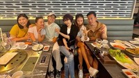 Makan bersama teman-temannya di Indonesia juga agenda yang tak boleh dilewatkannya. Restoran hotpot dipilih Jirayut agar bisa makan puas tanpa batas waktu yang ditentukan. Foto: Instagram/jirayutdaa4official