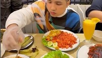 Olahan seafood yang lezat menjadi makanan favorit penyanyi asal Thailand ini. Cumi goreng, ikan bakar, dan masih banyak lainnya selalu berhasil memancing nafsu makan Jirayut. Foto: Instagram/jirayutdaa4official
