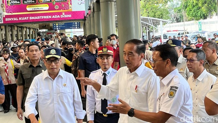 Jokowi Cek Arus Mudik di Stasiun Pasar Senen Bareng Menhub