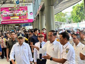 Jokowi Cek Arus Mudik di Stasiun Pasar Senen Bareng Menhub, Begini Kondisinya