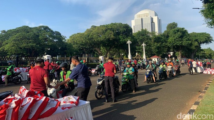 Ribuan Paket Sembako Disalurkan Presiden Jokowi di Istana Jakarta