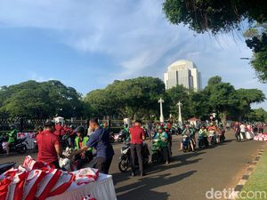Jokowi Bagikan Paket Sembako di Istana Negara Jakarta
