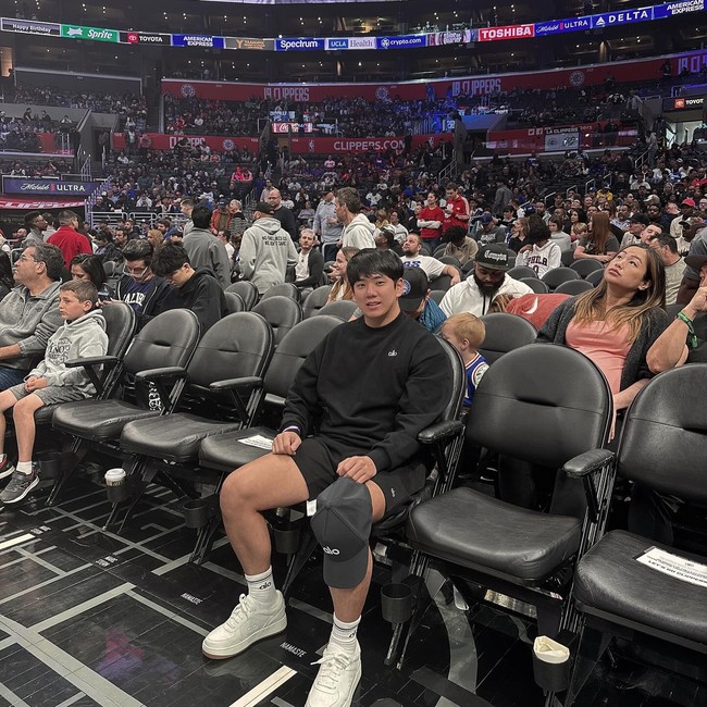 Potret terbaru Jung Hoon pun jadi viral di kalangan penggemar. Banyak fans yang menyadari bahwa Jung Hoon memiliki kemiripan dengan Jisoo meski tubuhnya lebih besar. Beberapa mengatakan jika mereka juga memiliki senyumannya yang sama. Fans pun menyebut Jung Hoon adalah Jisoo versi pria kekar. Foto: Instagram @hun_yaaa