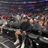 Potret terbaru Jung Hoon pun jadi viral di kalangan penggemar. Banyak fans yang menyadari bahwa Jung Hoon memiliki kemiripan dengan Jisoo meski tubuhnya lebih besar. Beberapa mengatakan jika mereka juga memiliki senyumannya yang sama. Fans pun menyebut Jung Hoon adalah Jisoo versi pria kekar. Foto: Instagram @hun_yaaa