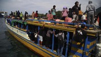 Mereka hendak kembali ke kampung halaman mereka masing-masing untuk merayakan hari raya Idul Fitri.