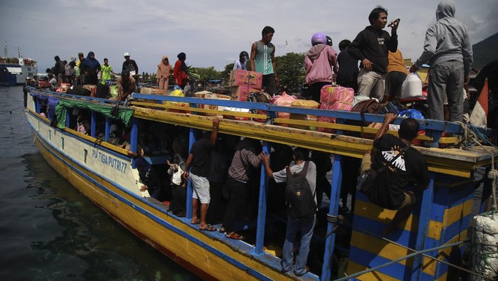 Sejumlah pemudik berada di atas kapal antarpulau tujuan Pulau Moti bersandar di Pelabuhan Bastiong Ternate, Maluku Utara, Senin (8/4/2024). H-2 Idul Fitri 1445 ratusan pemudik yang tinggal di Ternate mulai memadati pelabuhan untuk menggunakan jasa transportasi antarpulau di Maluku Utara tersebut kembali ke kampung halaman mereka masing-masing untuk merayakan hari raya Idul Fitri. ANTARA FOTO/Andri Saputra/nz