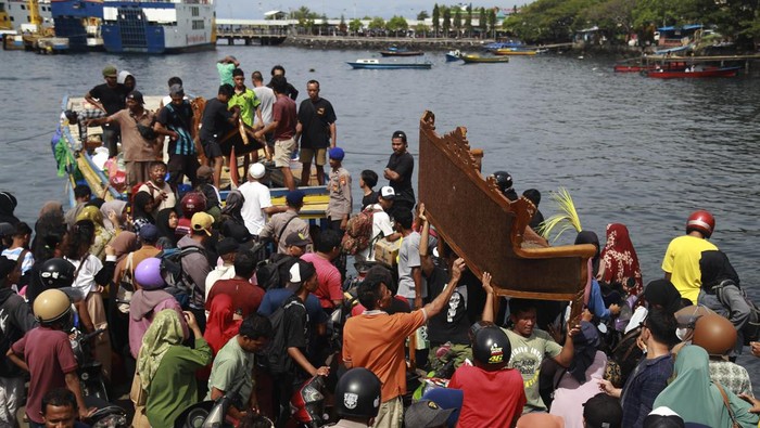 Kapal Antarpulau di Ternate Dipenuhi Pemudik Sejumlah pemudik berada di atas kapal antarpulau tujuan Pulau Moti bersandar di Pelabuhan Bastiong Ternate, Maluku Utara, Senin (8/4/2024). H-2 Idul Fitri 1445 ratusan pemudik yang tinggal di Ternate mulai memadati pelabuhan untuk menggunakan jasa transportasi antarpulau di Maluku Utara tersebut kembali ke kampung halaman mereka masing-masing untuk merayakan hari raya Idul Fitri. ANTARA FOTO/Andri Saputra/nz