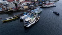 H-2 Idul Fitri 1445 ratusan pemudik yang tinggal di Ternate mulai memadati pelabuhan untuk menggunakan jasa transportasi antarpulau di Maluku Utara.