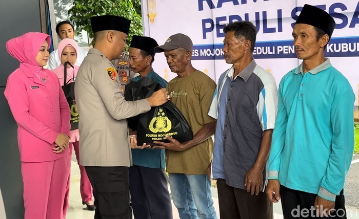 Kapolres Mojokerto beri santunan penggali kubur hingga pemandi jenazah