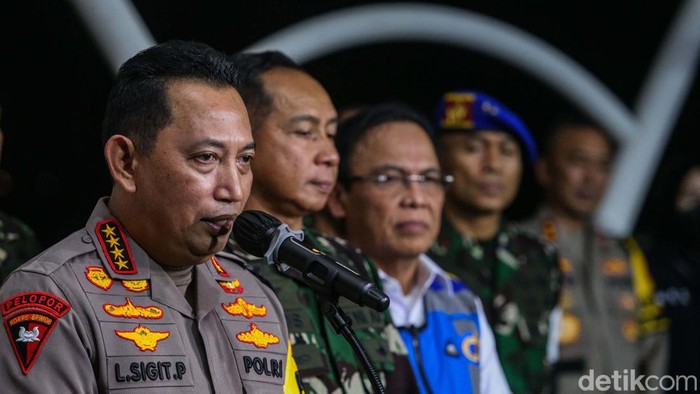 Kapolri Bicara Terkait Kecelakaan Maut Tol Jakarta-Cikampek KM 58 Kapolri meninjau Tol Jakarta-Cikampek bersama Menhub Budi Karya Sumadi dan Panglima TNI Jenderal Agus Subianto. Kapolri bicara kecelakaan di KM 58.