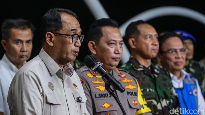 Kapolri meninjau Tol Jakarta-Cikampek bersama Menhub Budi Karya Sumadi dan Panglima TNI Jenderal Agus Subianto. Kapolri bicara kecelakaan di KM 58.