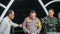Jenderal Sigit sebelumnya meninjau RSUD Karawang tempat 12 jenazah kecelakaan di Km 58 Tol Jakarta-Cikampek dievakuasi. Jenderal Sigit mengatakan petugas saat ini tengah berupaya mengecek identitas para korban.