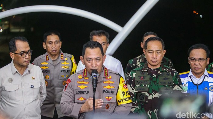 Kapolri Bicara Terkait Kecelakaan Maut Tol Jakarta-Cikampek KM 58 Kapolri meninjau Tol Jakarta-Cikampek bersama Menhub Budi Karya Sumadi dan Panglima TNI Jenderal Agus Subianto. Kapolri bicara kecelakaan di KM 58.