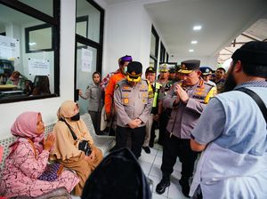 Kapolri Temui Keluarga Korban Kecelakaan Maut Km 58 Tol Cikampek di RSUD