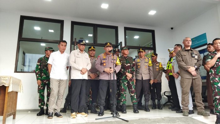 Kapolri Jenderal Listyo Sigit Prabowo menjenguk korban kecelakaan Tol Jakarta-Cikampek KM 58 di RSUD Karawang (Kurniawan Fadhilah/detikcom)