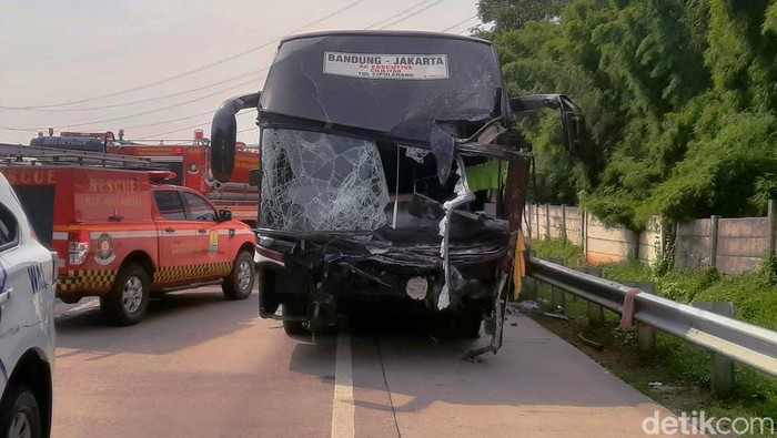 Kecelakaan maut di KM 58 Tol Jakarta-Cikampek, Senin (4/8/2024).