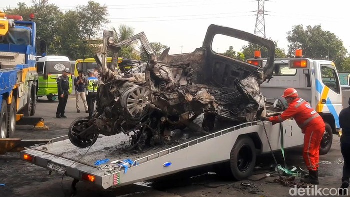 Kecelakaan maut di KM 58 Tol Jakarta-Cikampek, Senin (4/8/2024).