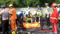 Polisi mengungkap data terbaru, disebutkan terdapat 13 kantong jenazah dibawa ke Rumah Sakit Umum Daerah (RSUD) Karawang untuk diidentifikasi. (Foto: Irvan Maulana/detikJabar)