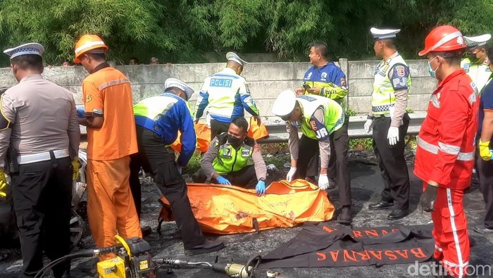 Jumlah Korban Meninggal dalam Kecelakaan Tragis Tol Cikampek Dikonfirmasi Mencapai 12 Orang