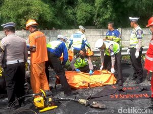 Menko PMK Pastikan Korban Tewas Kecelakaan Km 58 Tol Cikampek 12 Orang