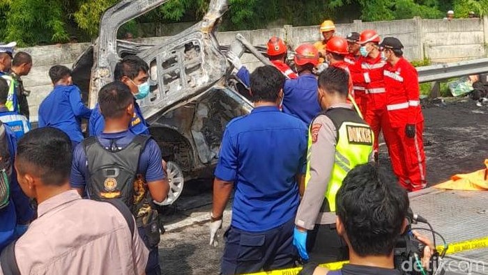 Kecelakaan maut di KM 58 Tol Jakarta-Cikampek, Senin (4/8/2024).