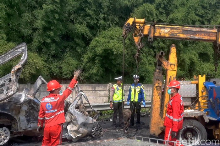 Kecelakaan maut di KM 58 Tol Jakarta-Cikampek, Senin (4/8/2024).