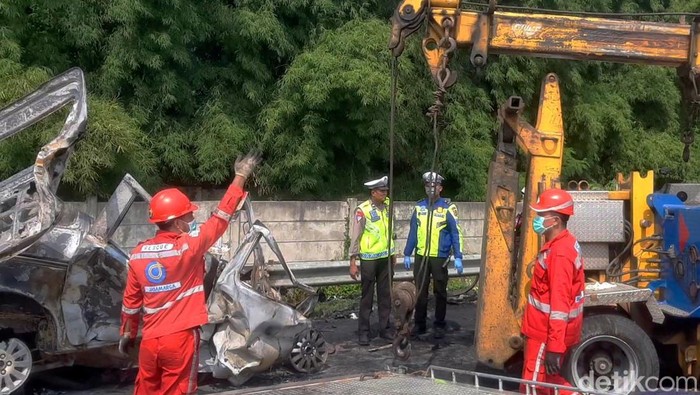 GranMax Kelebihan Muatan dan Gagal Pengereman Sebabkan Tragedi Mematikan di Tol Japek