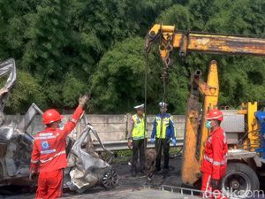 Polisi Evakuasi Korban Kecelakaan Maut Tol Cikampek KM 58