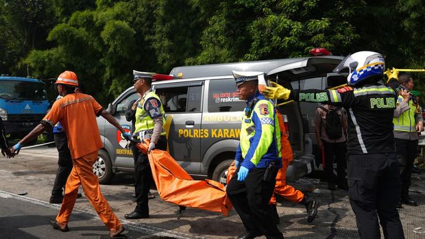 Petugas mengevakuasi bangkai kendaraan yang mengalami kecelakaan di Tol Jakarta-CIkampek KM 58, Karawang Timur, Jawa Barat, Senin (8/4/2024). Kecelakaan yang  melibatkan tiga kendaraan yaitu Bus Primajasa, Grand Max dan Daihatsu Terios tersebut mengakibatkan 12 orang tewas. ANTARA FOTO/Awaludin/Ak/nz