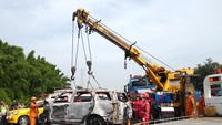 Grand Max dan Daihatsu Terios hangus terbakar akibat kecelakaan tersebut.