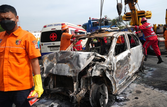 Petugas mengevakuasi bangkai kendaraan yang mengalami kecelakaan di Tol Jakarta-CIkampek KM 58, Karawang Timur, Jawa Barat, Senin (8/4/2024). Kecelakaan yang  melibatkan tiga kendaraan yaitu Bus Primajasa, Grand Max dan Daihatsu Terios tersebut mengakibatkan 12 orang tewas. ANTARA FOTO/Awaludin/Ak/nz