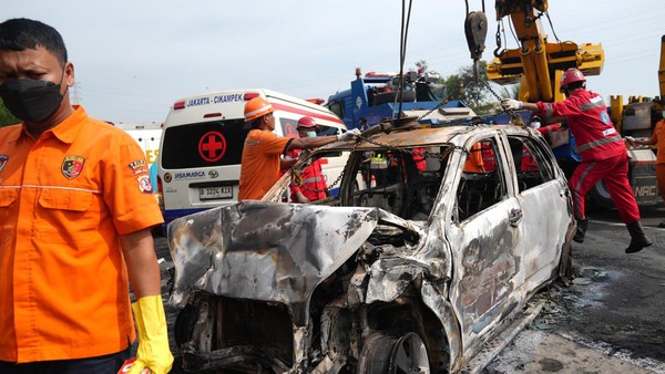 Bangkai Mobil Kecelakaan Maut Tol Cikampek KM 58 Dievakuasi