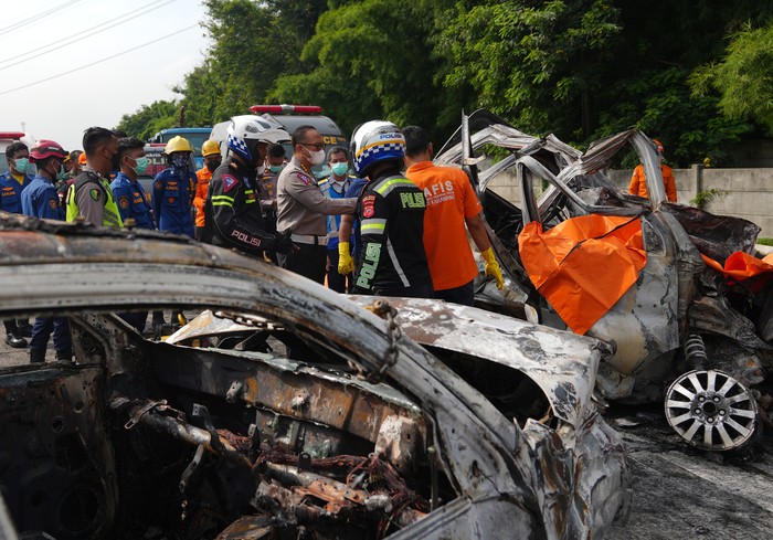 Petugas mengevakuasi bangkai kendaraan yang mengalami kecelakaan di Tol Jakarta-CIkampek KM 58, Karawang Timur, Jawa Barat, Senin (8/4/2024). Kecelakaan yang  melibatkan tiga kendaraan yaitu Bus Primajasa, Grand Max dan Daihatsu Terios tersebut mengakibatkan 12 orang tewas. ANTARA FOTO/Awaludin/Ak/nz