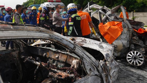 Petugas mengevakuasi bangkai kendaraan yang mengalami kecelakaan di Tol Jakarta-CIkampek KM 58, Karawang Timur, Jawa Barat, Senin (8/4/2024). Kecelakaan yang  melibatkan tiga kendaraan yaitu Bus Primajasa, Grand Max dan Daihatsu Terios tersebut mengakibatkan 12 orang tewas. ANTARA FOTO/Awaludin/Ak/nz