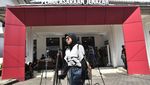 Isak Tangis Keluarga Korban Kecelakaan Tol Jakarta-Cikampek KM 58