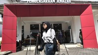 Jurnalis melintas didepan ruang pemulasaran jenazah di RSUD Karawang, Kabupaten Karawang, Jawa Barat, Senin (8/4/2024).