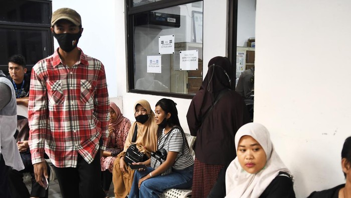 Keluarga korban kecelakaan datangi RSUD Karawang Sejumlah anggota keluarga korban kecelakaan mendatangi ruang pemulasaraan jenazah di RSUD Karawang, Kabupaten Karawang, Jawa Barat, Senin (8/4/2024). Kecelakaan di KM 58 Tol Jakarta-Cikampek menyebabkan 12 orang meninggal, dua luka ringan dan satu korban luka berat. ANTARA FOTO/Fakhri Hermansyah/nym.