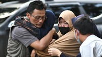 Isak tangis keluarga korban terdengar saat mereka mendatangi ruang pemulasaraan jenazah di RSUD Karawang, Kabupaten Karawang, Jawa Barat, Senin (8/4/2024).