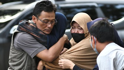Isak Tangis Keluarga Korban Kecelakaan Tol Jakarta-Cikampek KM 58