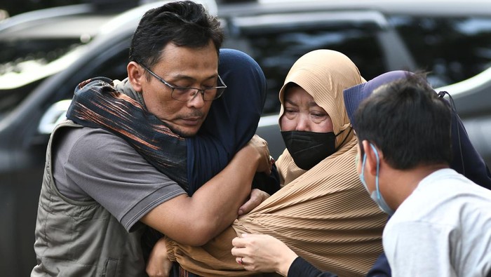 Sejumlah anggota keluarga korban kecelakaan mendatangi ruang pemulasaraan jenazah di RSUD Karawang, Kabupaten Karawang, Jawa Barat, Senin (8/4/2024). Kecelakaan di KM 58 Tol Jakarta-Cikampek menyebabkan 12 orang meninggal, dua luka ringan dan satu korban luka berat. ANTARA FOTO/Fakhri Hermansyah/nym.