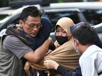 Isak Tangis Keluarga Korban Kecelakaan Tol Jakarta-Cikampek KM 58