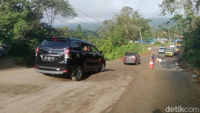 Kendaraan melintas di Aek Latong Batu Jomba (Ahmad Arfah/detikcom)